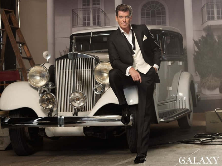 PierceBrosnan parecendo elegante em um terno