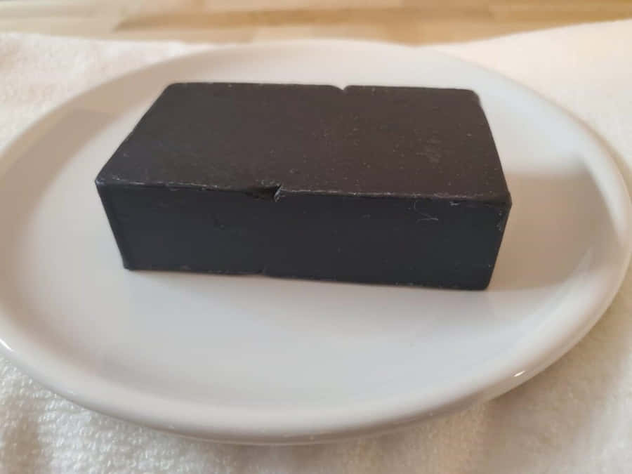 Forberedelseaf en eksklusiv, håndlavet sort sæbe lavet af naturlige ingredienser.
