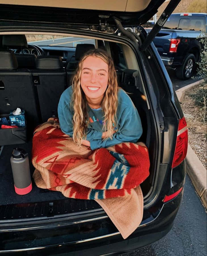 Ragazza Sorridente Estetica Granola nel Bagagliaio