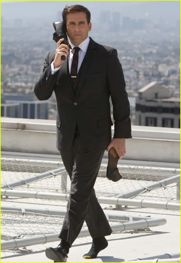 AtorSteve Carell contando uma piada colorida.
