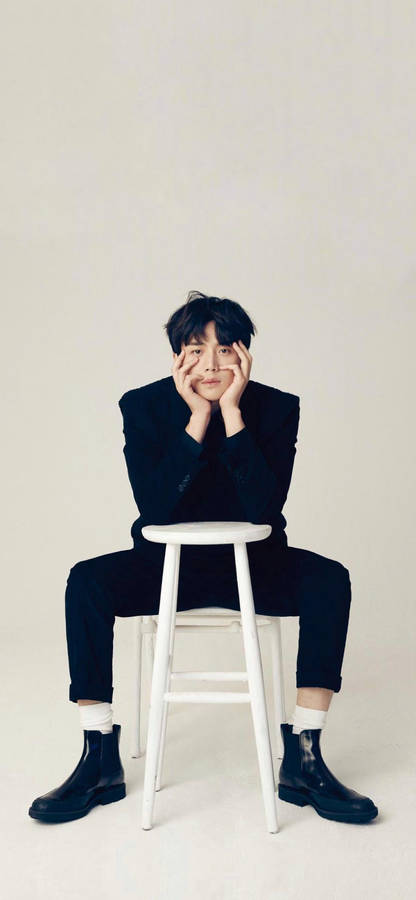 Kim Seon Ho sitting on chair wallpaper