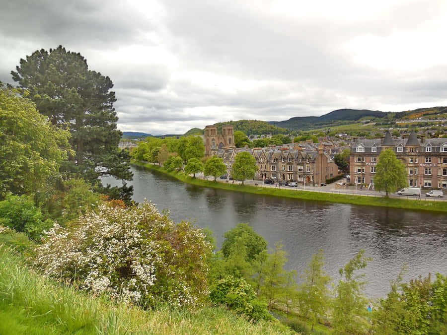 Majestätischer Sonnenuntergang über Inverness, Vereinigtes Königreich