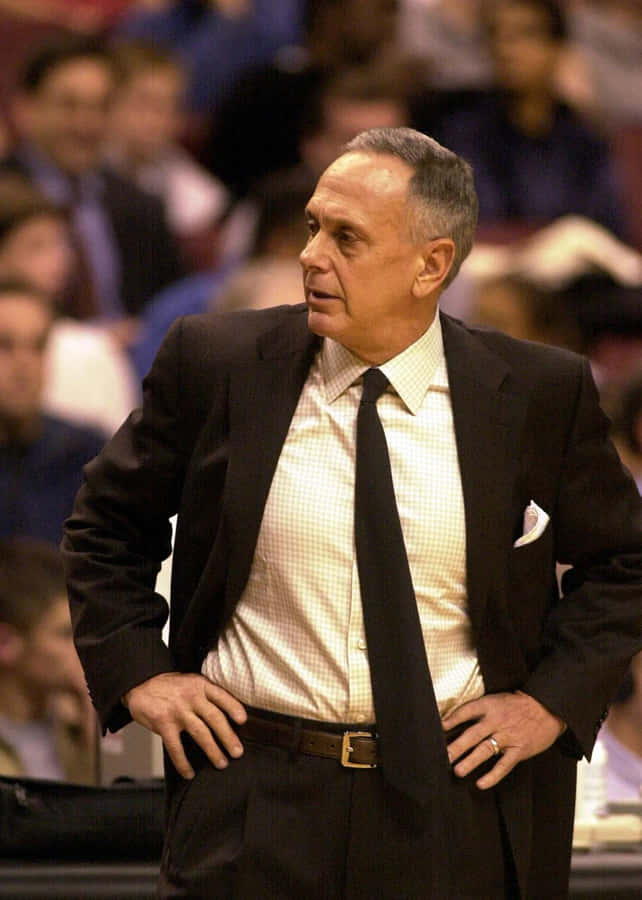 Allenatore di basket concentrato a bordo campo