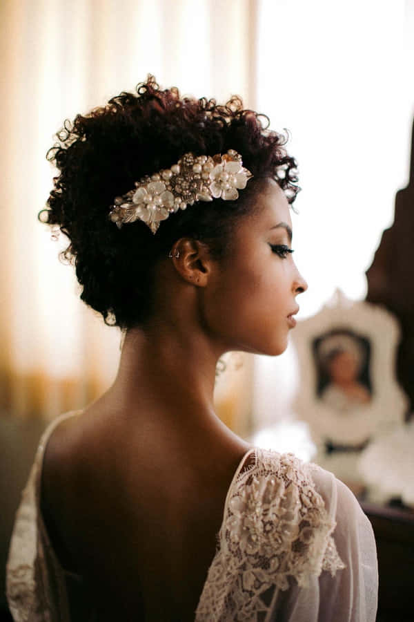 Acconciatura Vintage Elegante con Accessorio