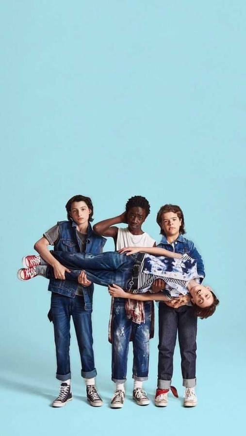 EineGruppe von Jungen steht vor einem blauen Hintergrund.