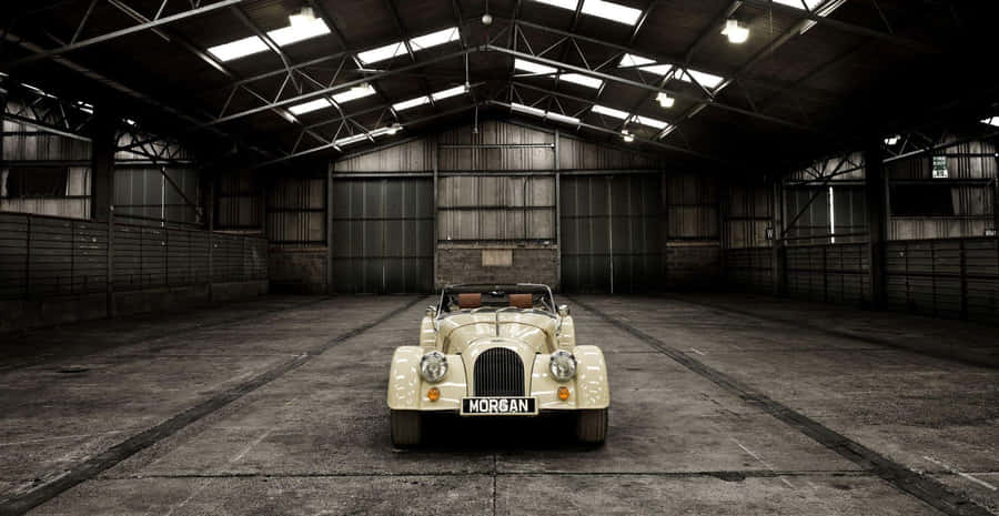 Vintage Auto in Industrie Lagerhaus
