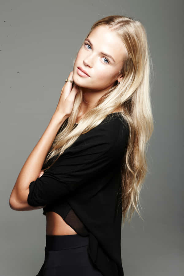 Blonde Model-Porträt mit schwarzem Oberteil