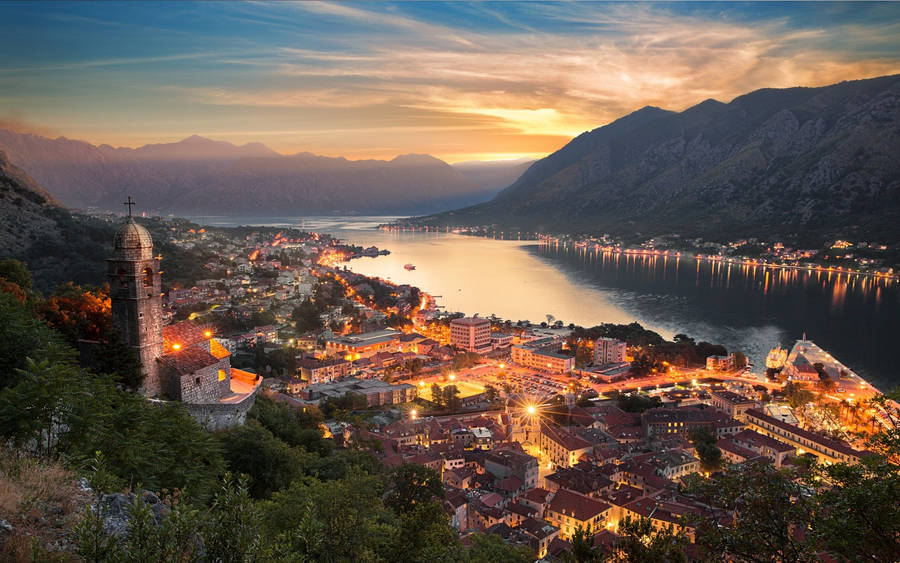 Adeslumbrante cidade de Kotor, em Montenegro, à noite.