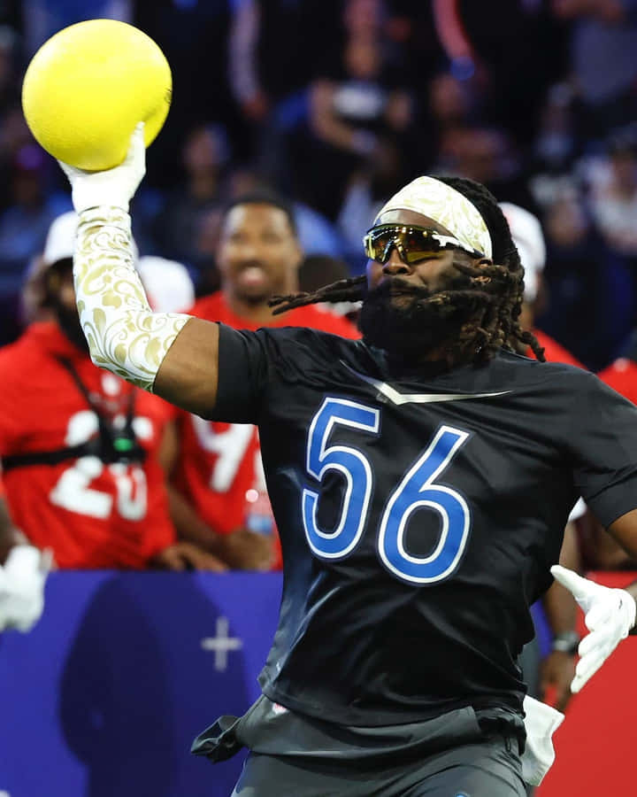 Footballspieler feiert mit Ball 56