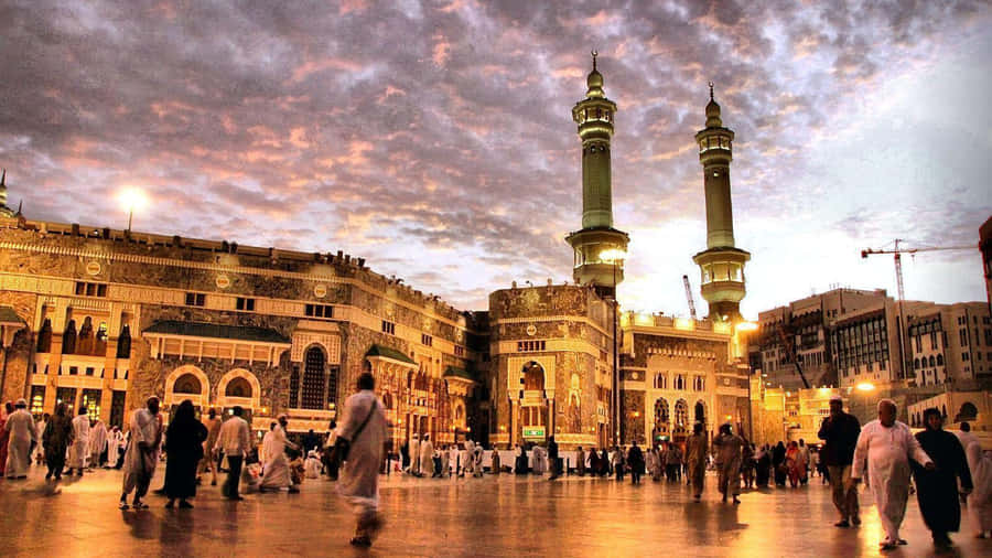EineStadt mit vielen Menschen, die um eine Moschee herumlaufen.