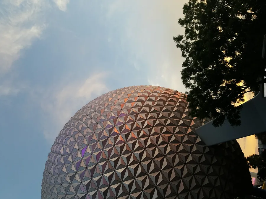 Globe Epcot Saat Senja