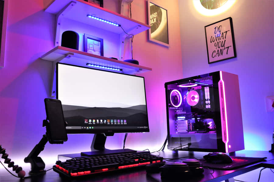Enmoderne Gaming Pc opsætning med RGB belysning.