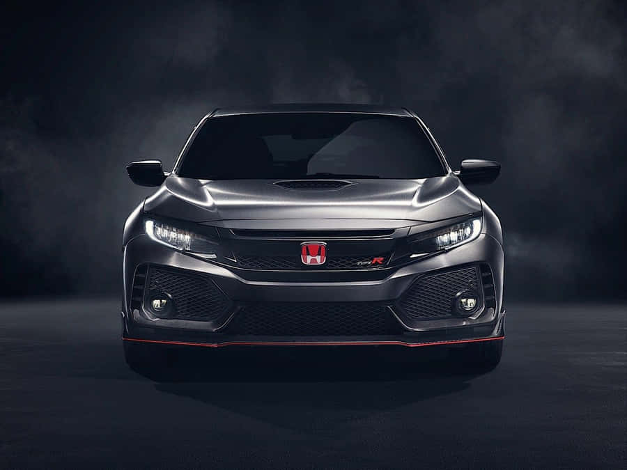 "Stilosahatchback rossa in una strada cittadina"