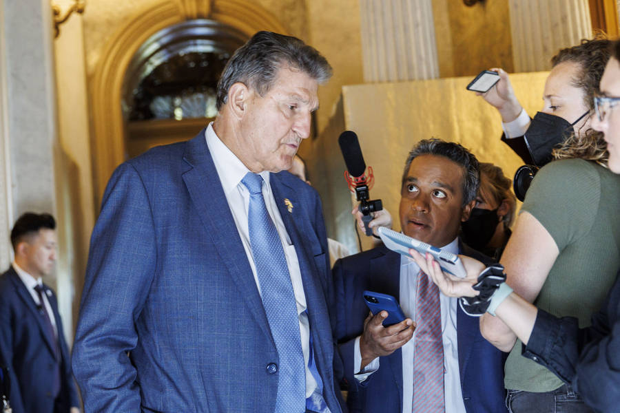 JoeManchin respondendo repórteres