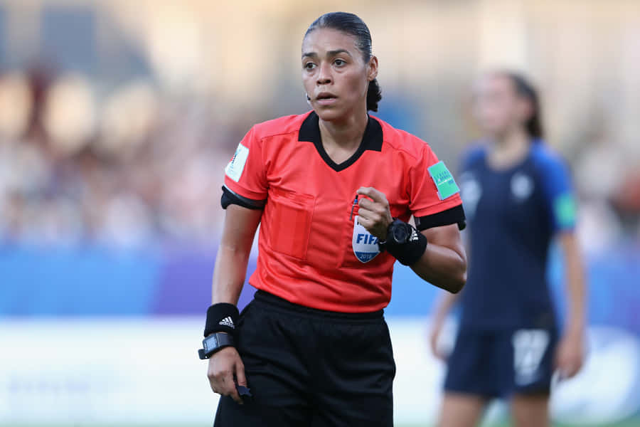 Arbitro di Calcio che Comanda sul Campo