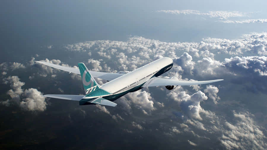 Boeing 777 im Flug über Wolken
