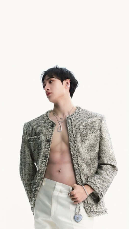 Stylischer männlicher Model in Tweedjacke und weißen Hosen