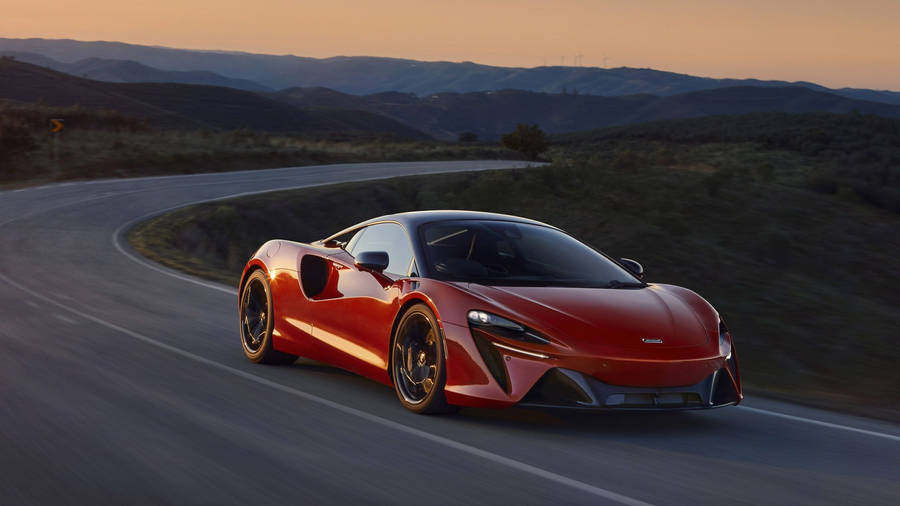 Automobile rossa 4K che accelera al tramonto