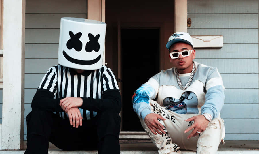 Marshmello e Amigo Relaxando na Varanda