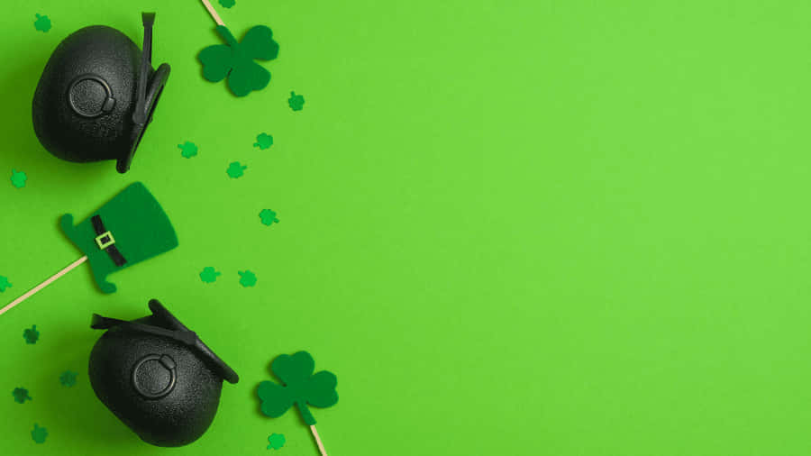 Hat og leprechaun hat på grøn baggrund til St. Patricks Day