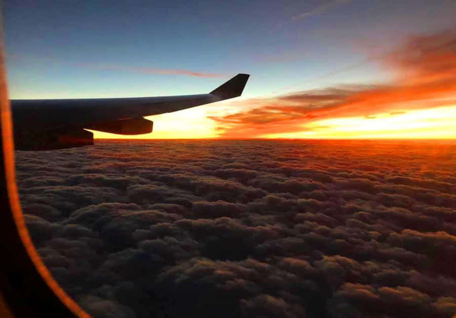 Storslået udsigt til himlen fra et flyvindu.
