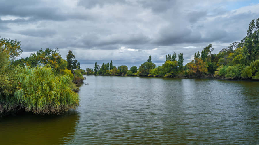 Ruhige Flusslandschaft Bewölkter Himmel 4K