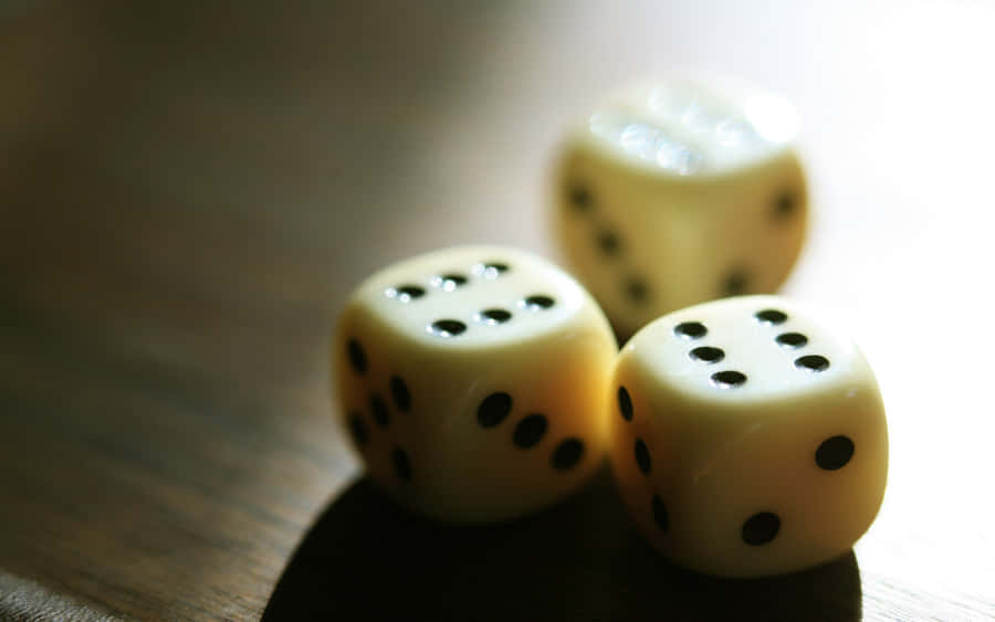 Dados de Marfim em Superfície de Madeira