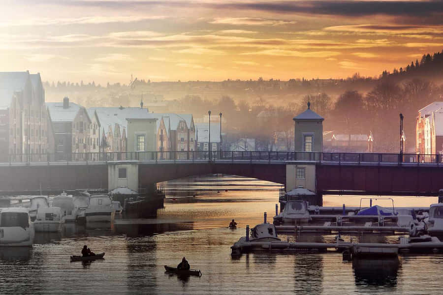 Pôr do Sol em Trondheim Sobre o Rio Nidelva