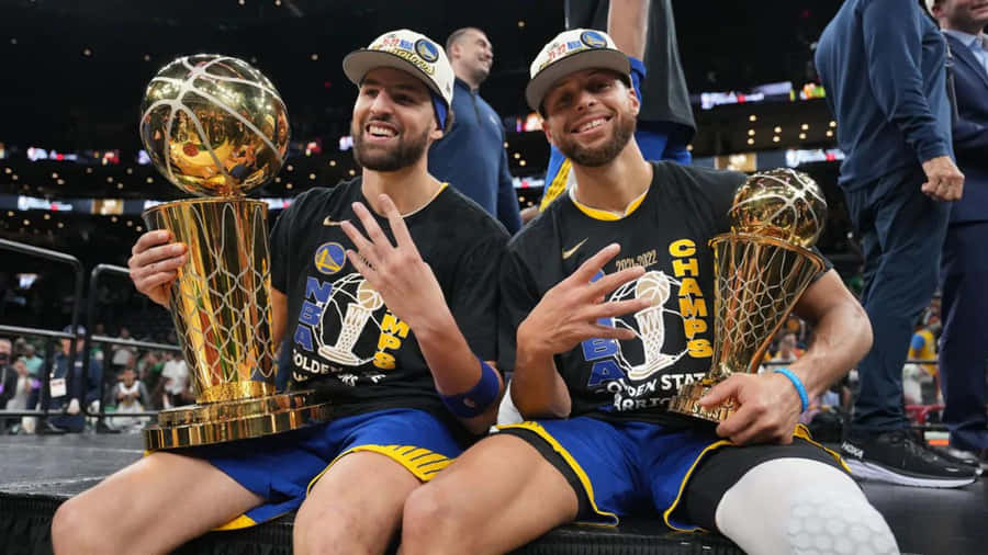 Campeão da NBA Triunfante segurando o troféu