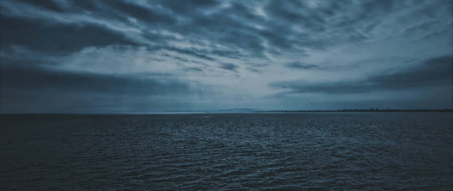 Dunkle Wolken über dem Ozean 4K