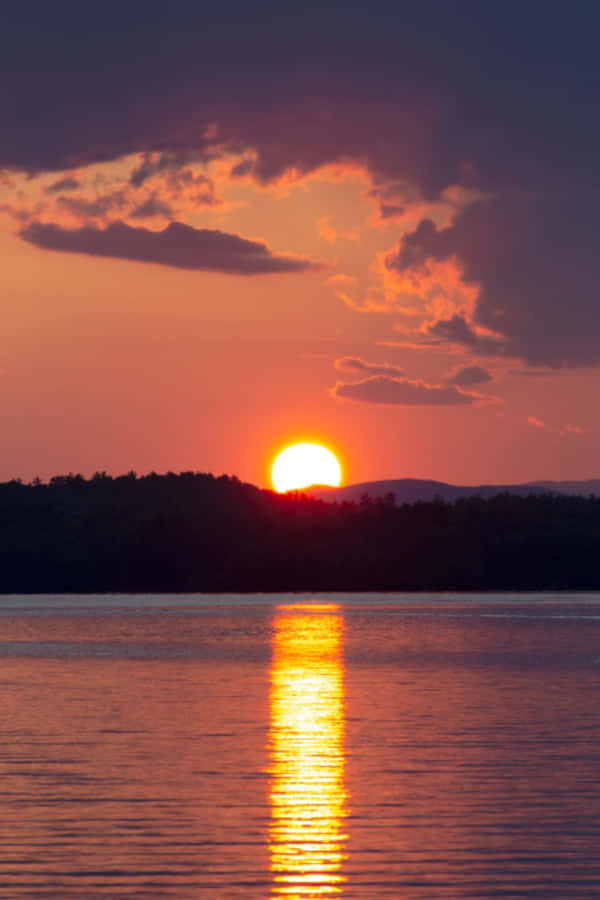 Lumoava valtameri-auringonlasku
