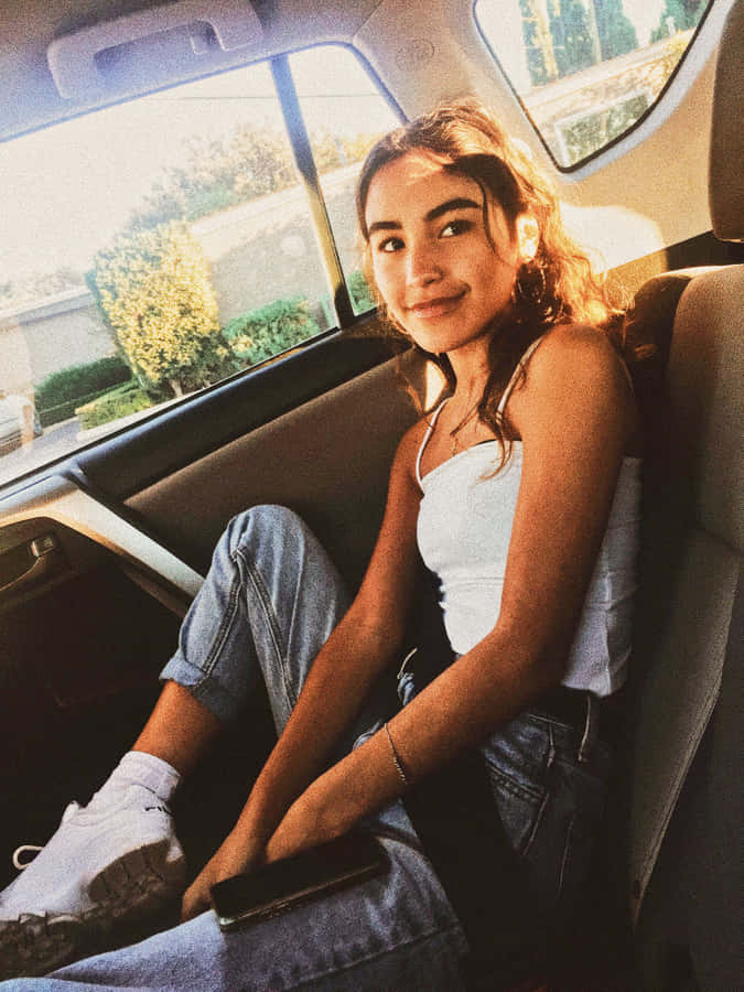 Latina Teenagerin bei einer lässigen Autofahrt