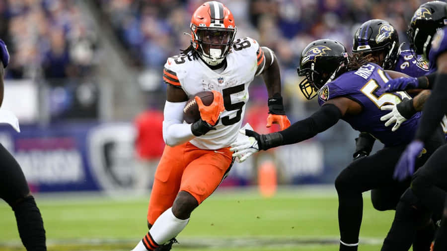 David Njoku weicht Tackle gegen Ravens aus
