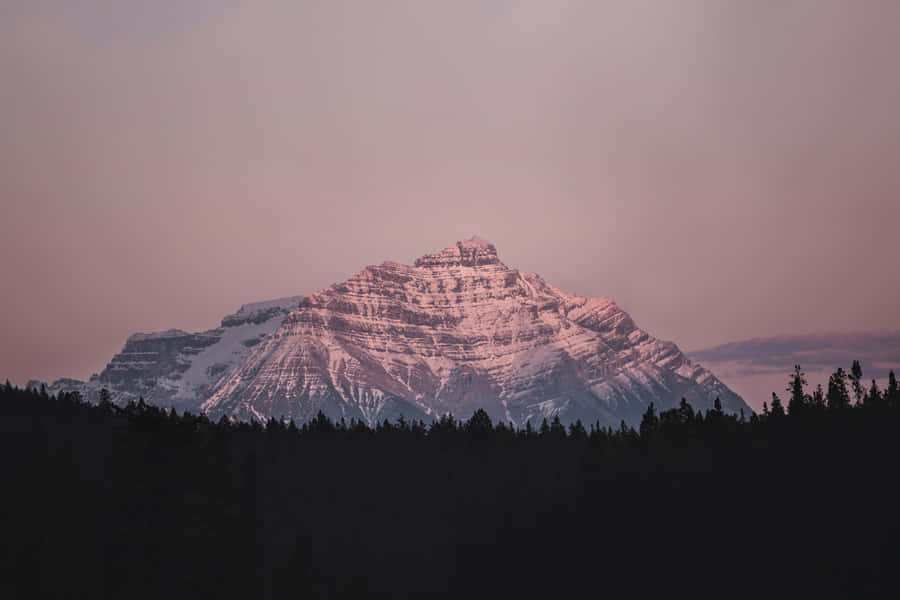 Majestätischer Berggipfel bei Dämmerung