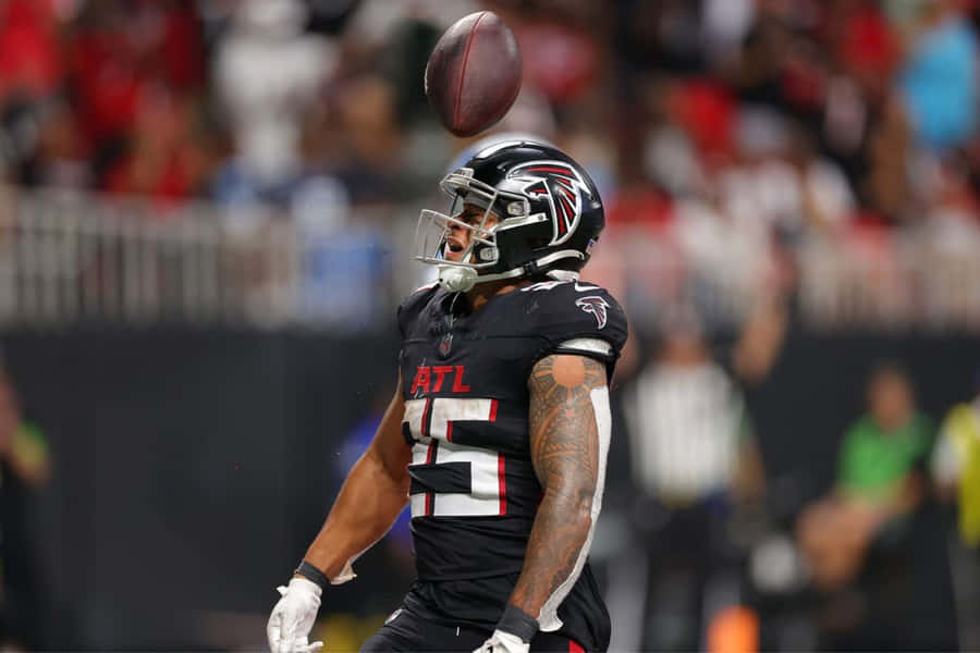 Atlanta Falcons Spieler fängt Football