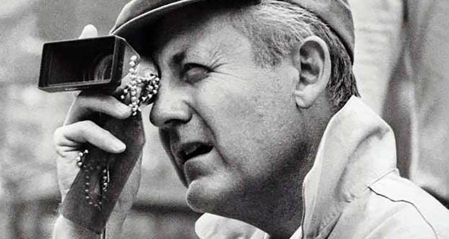 Illeggendario regista Robert Wise in un classico ritratto in bianco e nero.