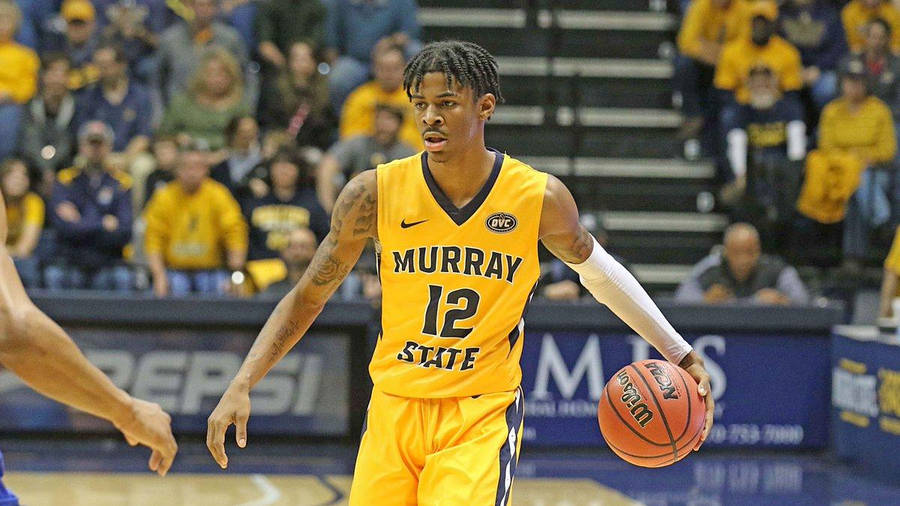 Ladda ner dessa häftiga bakgrundsbilder på Ja Morant NCAA Murray State-basketbollspelare till din dator eller mobil. Förbättra din skärmbild med Morants otroliga handlingar och dunkningar!