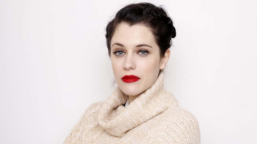 Jessica De Gouw, un talento versatile nell'industria della recitazione, posa contro uno sfondo affascinante.