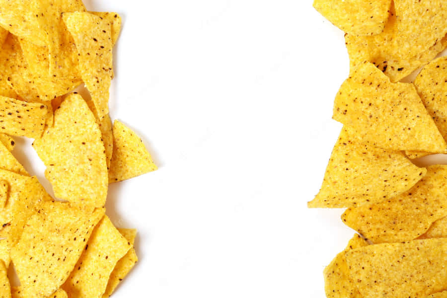Deliziosoassortimento di croccanti tortilla chips con puntini di pepe