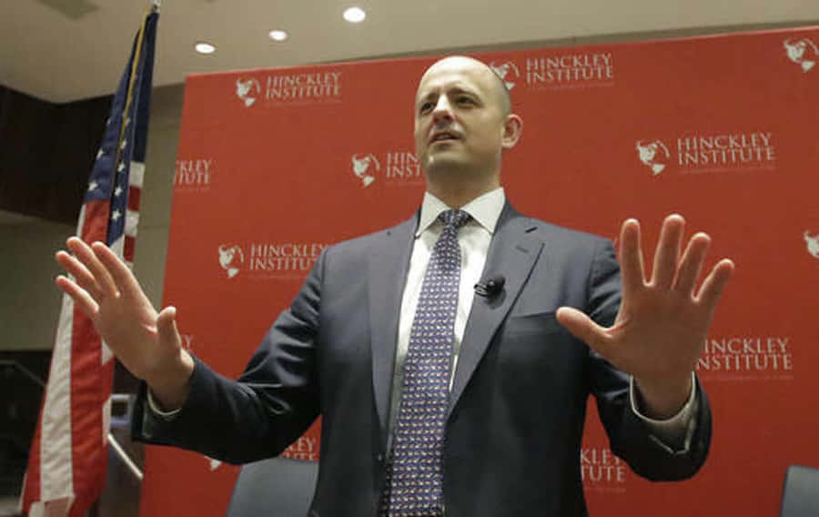 Candidato Presidenziale Indipendente Evan McMullin Sorride Prima di un Discorso