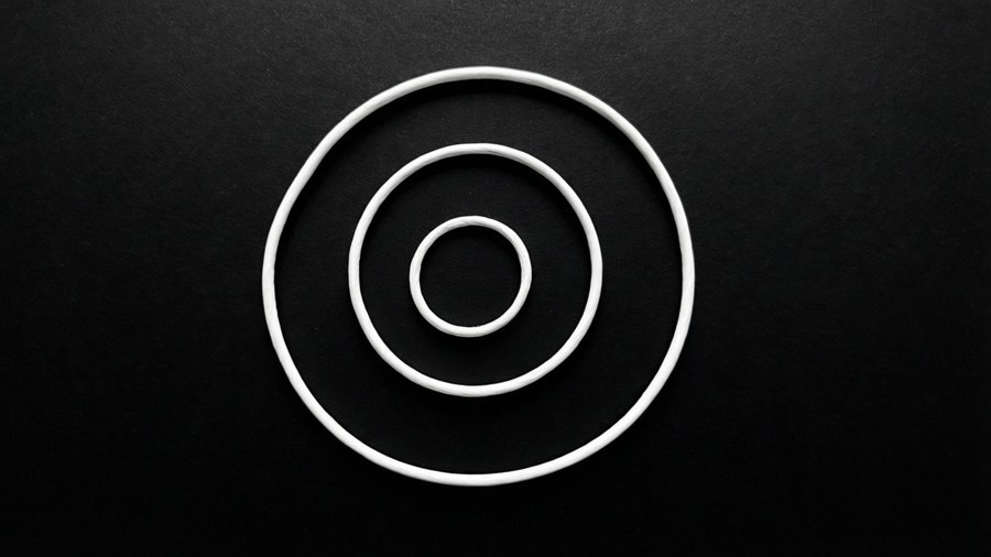 Minimalistisk sort baggrund med en hvid spiral loop-linje.