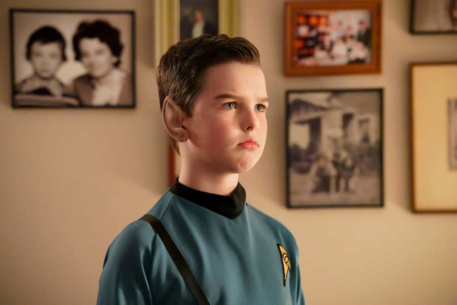 Jovem Sheldon em Uniforme de Star Trek