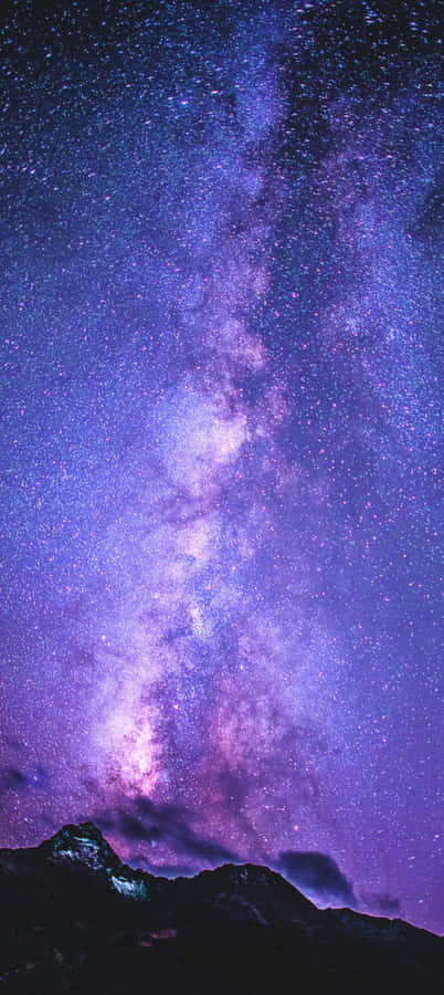 Silhueta da Montanha sob um Céu Estrelado