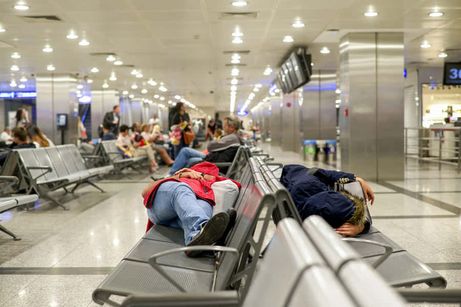 Aspessoas estão dormindo no aeroporto.