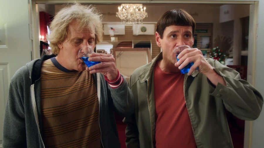 ZweiMänner trinken aus einer Wasserflasche.