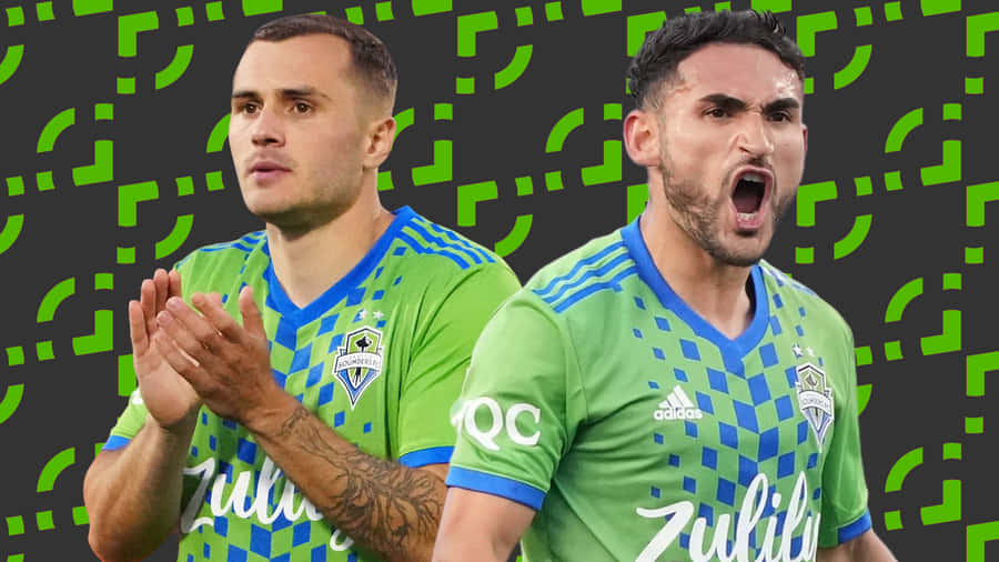 Fodboldspiller Jordan Morris og Raúl Ruidíaz duellerer for bolden