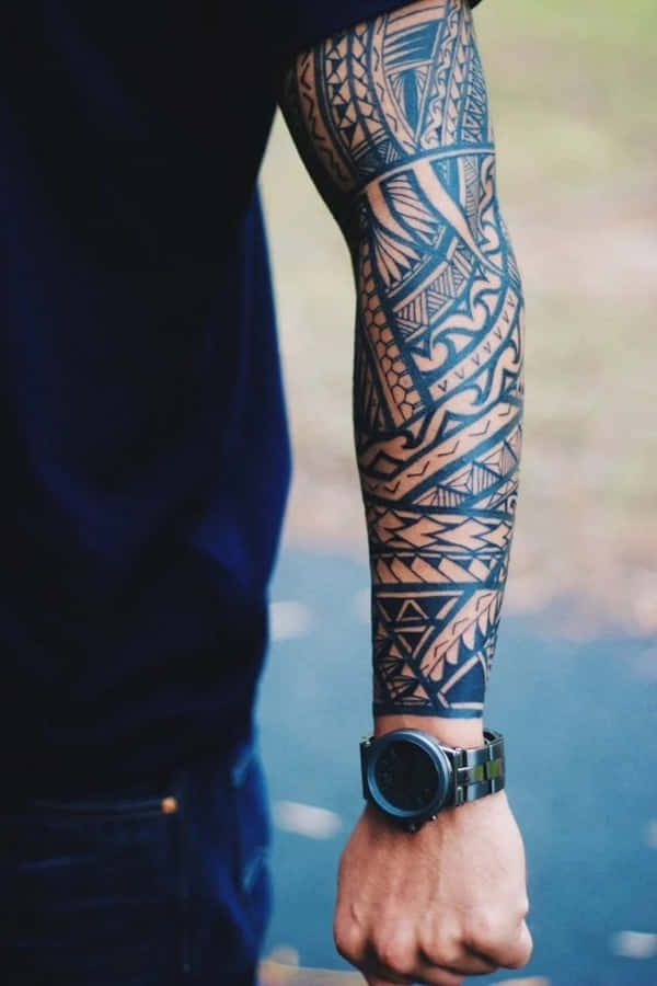Mandmed ur og tatoveret arm billede.