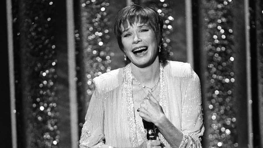 ShirleyMacLaine lachend in Schwarz-Weiß