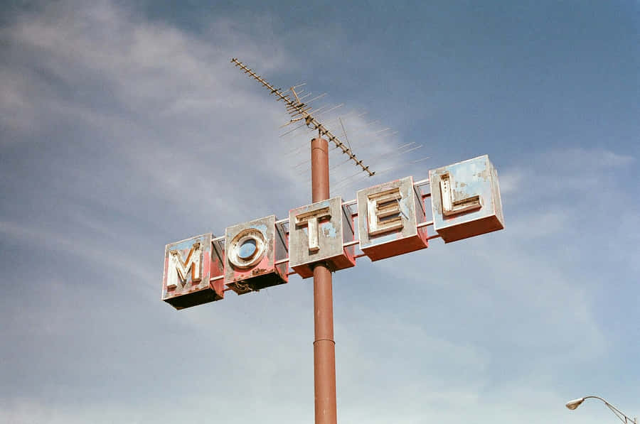 Placa de Motel Retrô Sob o Céu Azul