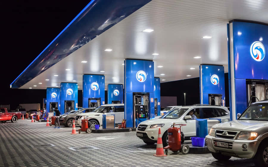 Entankstation med biler parkeret i den.